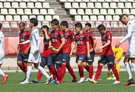 　無観客で行われた練習試合に敗れ、肩を落とす鹿島イレブン＝カシマスタジアム