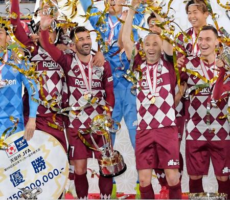 　天皇杯初優勝を果たして喜ぶ神戸イレブン＝１月１日