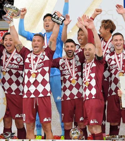 　神戸に初タイトルをもたらし、天皇杯を高らかと掲げるポドルスキ（前列左）＝１月１日、国立競技場