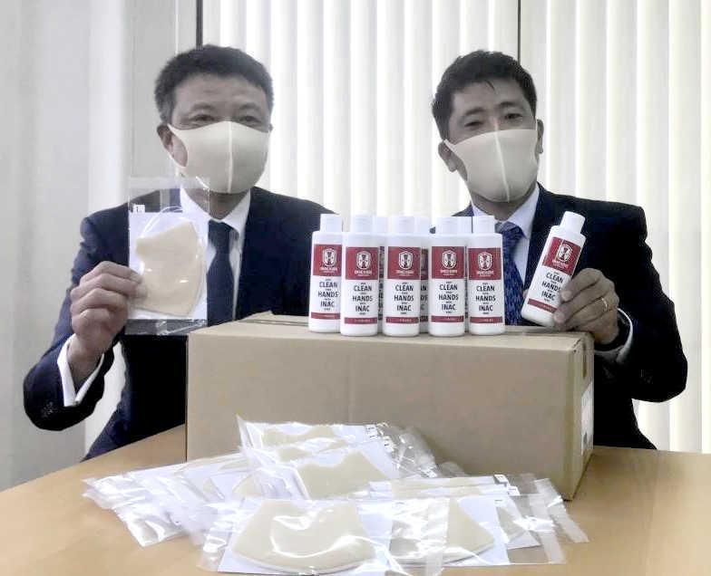 　洗えるマスクと殺菌成分を含んだ美容液を寄贈したＩＮＡＣ神戸の安本社長（右）とエムケイ西日本グループの青木社長