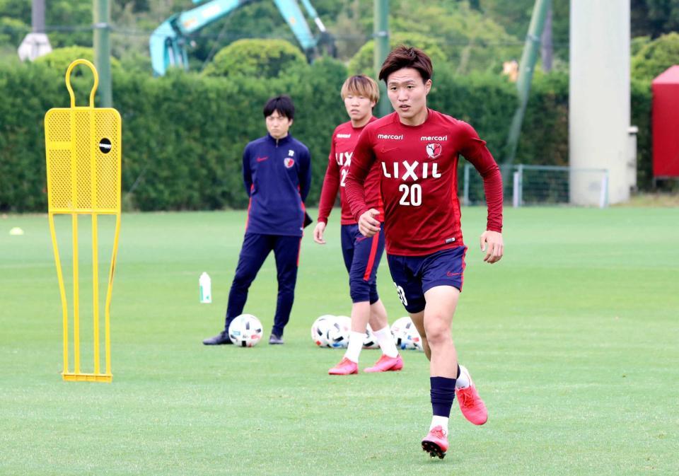 　グループ練習で体を動かす鹿島の三竿（（ｃ）ＫＡＳＨＩＭＡ　ＡＮＴＬＥＲＳ）