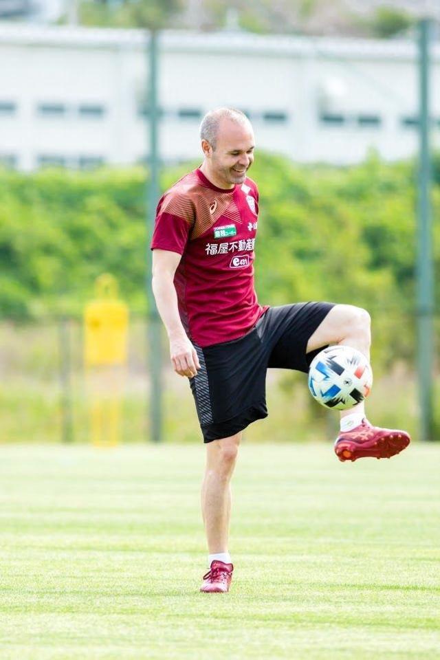 練習を再開したＭＦイニエスタ（Ｃ）ＶＩＳＳＥＬ　ＫＯＢＥ