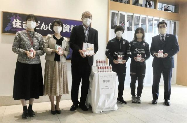 ＩＮＡＣ神戸“読書好き”の鮫島、高瀬が殺菌成分入り美容液を図書館に寄贈