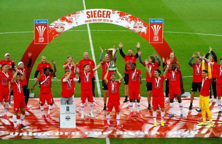　サッカーのオーストリア・カップで優勝し、優勝杯を掲げるザルツブルクの選手たち＝２９日、クラーゲンフルト（ロイター＝共同）