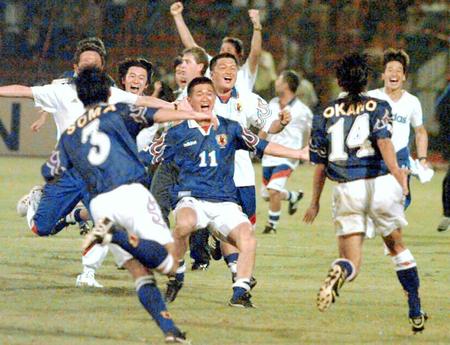 延長後半、岡野（１４）のＶゴールでＷ杯初出場を決め、喜ぶカズら日本イレブン＝マレーシア・ジョホールバル　ラーキン競技場　１９９７年１１月１６日