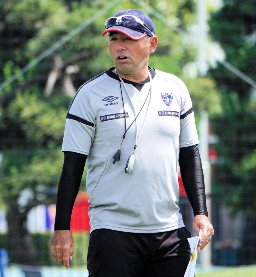 全体練習を見守る長谷川監督（提供：ＦＣ東京）