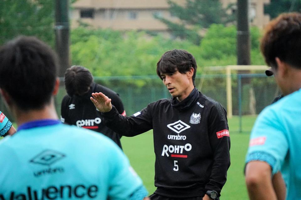 Ｊ１再開へ非公開練習を行ったＧ大阪の宮本監督（Ｃ）ＧＡＭＢＡ　ＯＳＡＫＡ）