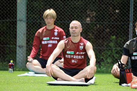 　チーム練習で座禅を体験するＪ１神戸のイニエスタ＝２１日、神戸市（クラブ提供）