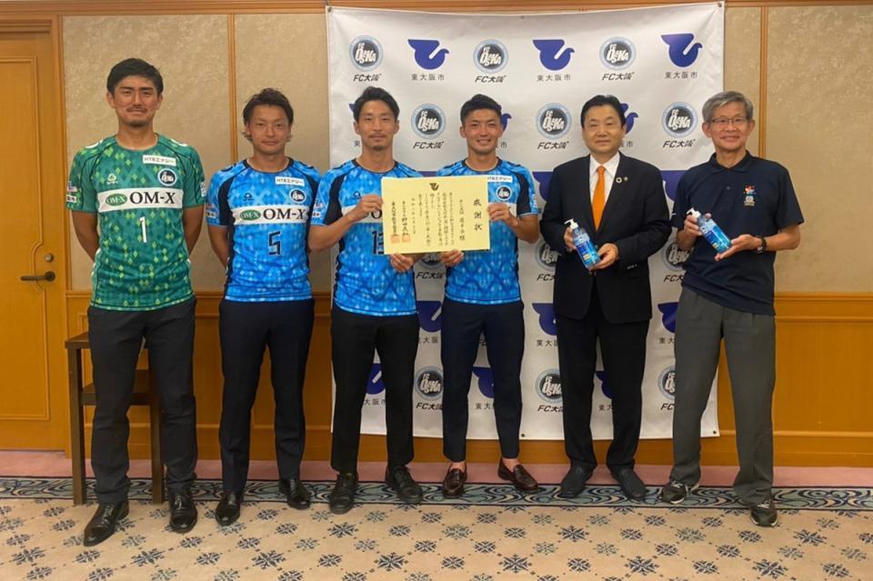 　アルコールハンドジェル寄贈式に出席したＦＣ大阪の（左から）ＧＫ永井、ＤＦ池永、ＤＦ岩本、ＤＦ舘野。右から２人目は野田義和東大阪市長＝東大阪市役所