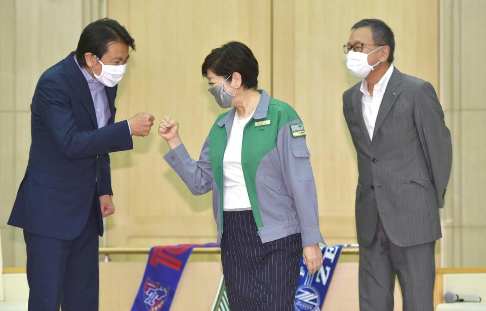 　小池都知事（中央）に激励される村井チェアマン（右）とＦＣ東京・大金社長（撮影・金田祐二）