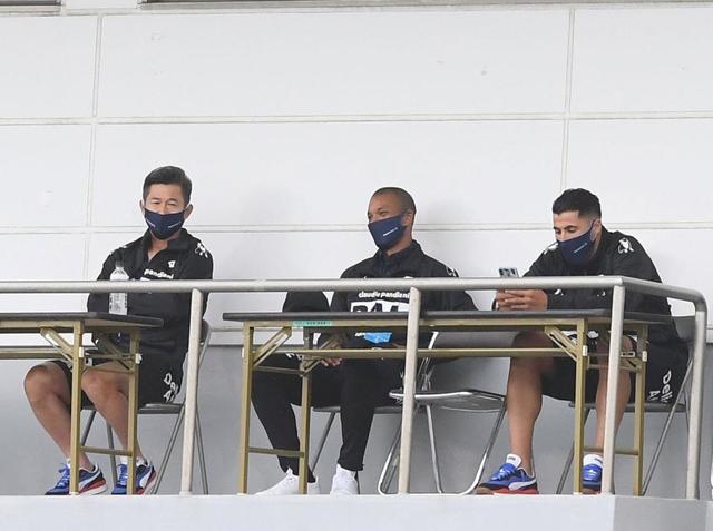【写真】レジェンドは…スタンドから観戦する横浜ＦＣ・三浦知良