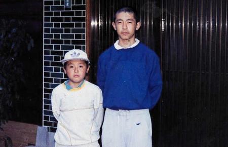 　幼い頃の遠藤（左）と兄の彰弘氏（Ｃ）１１ａｓｉｄｅ