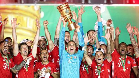 　ドイツ・カップで優勝し、カップを掲げ喜ぶノイアー（中央）らバイエルン・ミュンヘンの選手たち（ロイター＝共同）