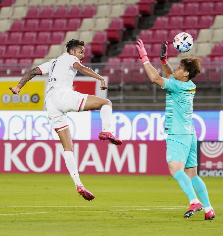 　前半、先制ゴールを決める札幌・鈴木。ＧＫ権純泰＝カシマ