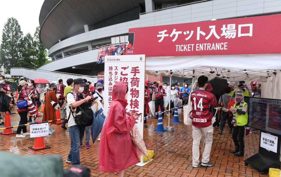 　手を消毒を受けながら入場するサポーター＝シティライトスタジアム（撮影・北村雅宏）