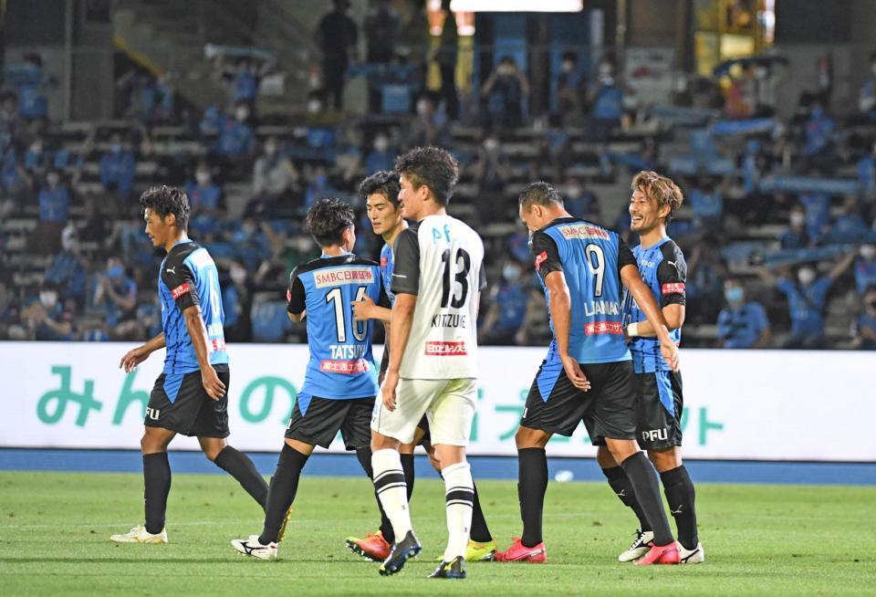 　前半、先制ゴールを決めチームメートと喜ぶ川崎・家長昭博（右端）＝撮影・棚橋慶太