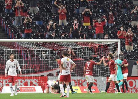 　１点を守り切っての勝利を喜ぶ浦和イレブンと４連敗にガックリの鹿島イレブン