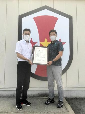 神戸市から感謝状を贈られたＩＮＡＣ神戸の安本卓史社長（右）