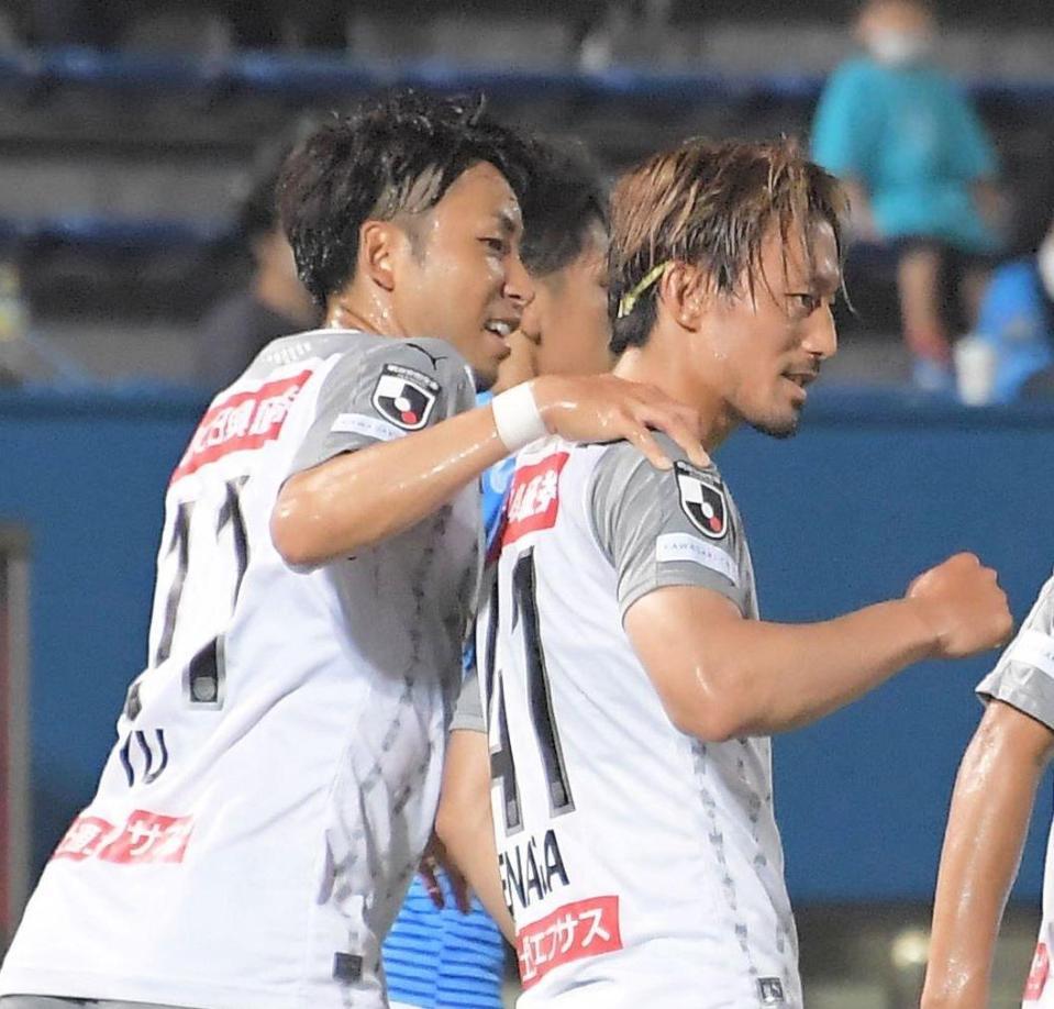 　２得点を挙げた川崎の小林（左）