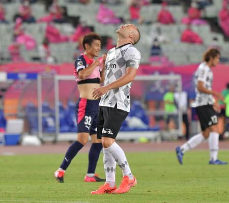 　後半、シュートを外し悔しがる神戸・イニエスタ（撮影・神子素慎一）