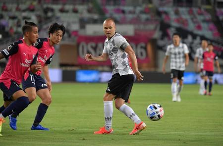 　後半、ヒールからパスを出しチャンスを広げる神戸・イニエスタ（撮影・神子素慎一）