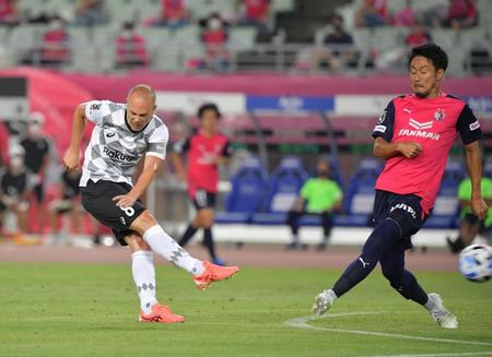 　前半、シュートを放つ神戸・イニエスタ（撮影・神子素慎一）