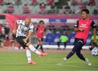 　前半、シュートを放つ神戸・イニエスタ（撮影・神子素慎一）