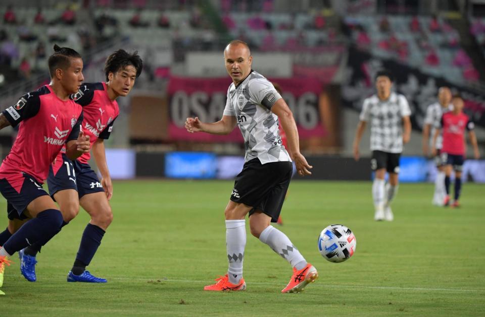 　後半、ヒールからパスを出しチャンスを広げる神戸・イニエスタ（撮影・神子素慎一）