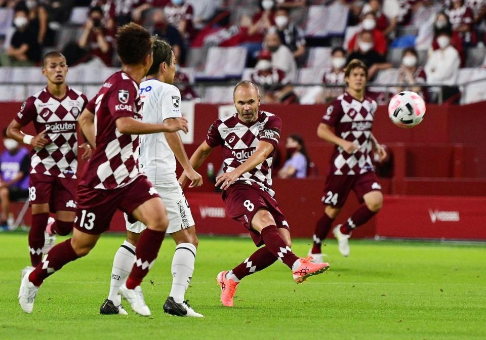 神戸-Ｇ大阪　前半、シュートを放つ神戸・イニエスタ（８）