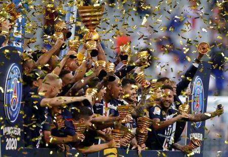 　フランス・リーグ杯を制し、歓喜に沸くパリ・サンジェルマンの選手たち＝７月３１日、サンドニ（ロイター＝共同）