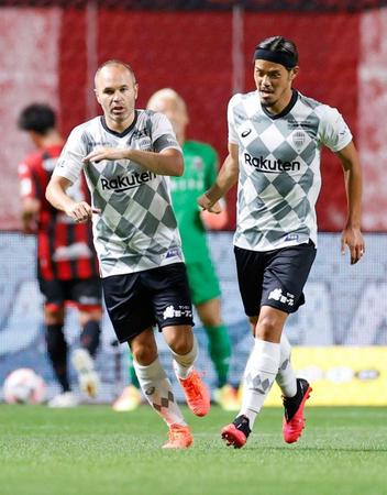 札幌－神戸　前半、ゴールを決めイニエスタ（左）とタッチを交わす神戸・山口＝札幌ドーム