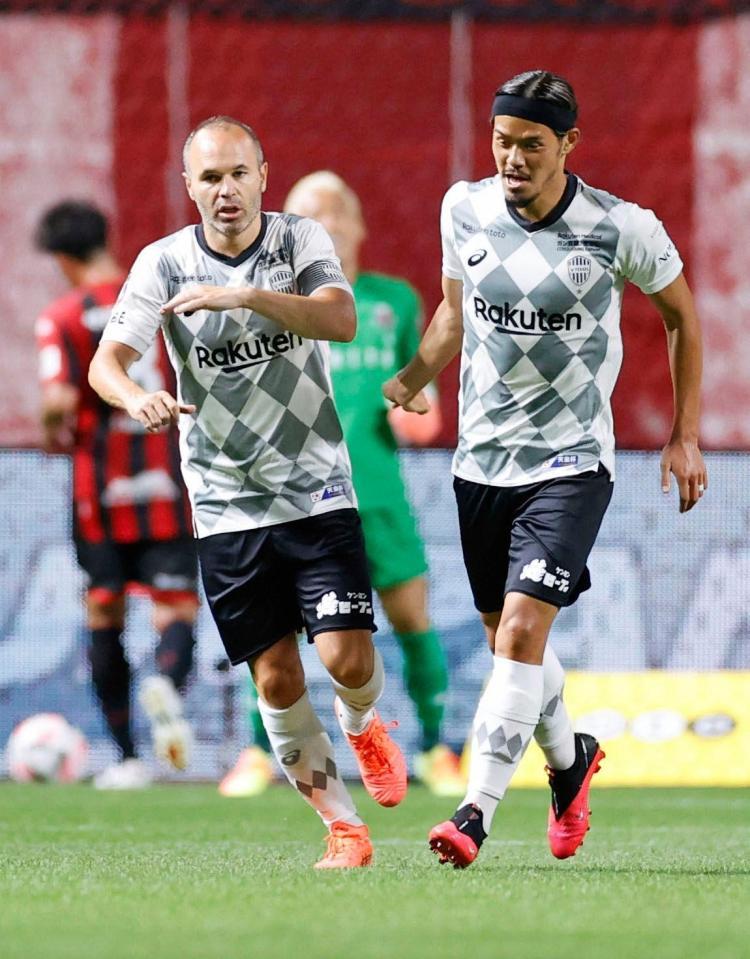 札幌－神戸　前半、ゴールを決めイニエスタ（左）とタッチを交わす神戸・山口＝札幌ドーム