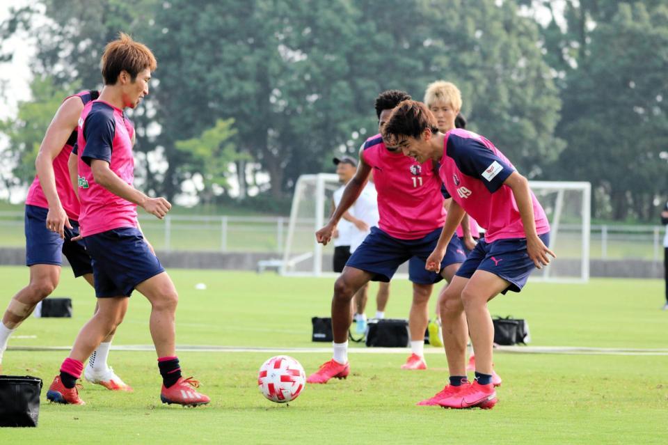 　ルヴァン杯浦和戦にメンバー入りしたＭＦ西川潤（右）＝（Ｃ）ＣＥＲＥＺＯ　ＯＳＡＫＡ