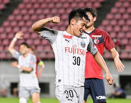 　後半、チーム３点目のゴールを決めガッツポーズする川崎・旗手（３０）