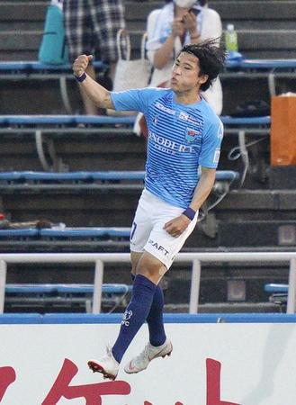 自身２点目のゴールを決め、跳び上がって喜ぶ横浜ＦＣ・松尾＝ニッパツ