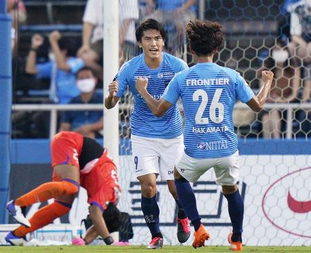 ＰＫを決めガッツポーズの横浜ＦＣ・一美。ＧＫ谷＝ニッパツ