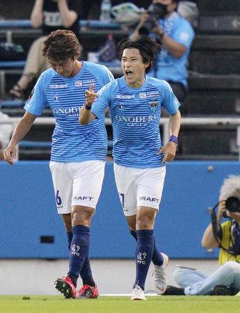前半、チーム２点目のゴールを決め喜ぶ横浜ＦＣ・松尾（右）＝ニッパツ
