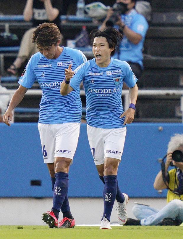 前半、チーム２点目のゴールを決め喜ぶ横浜ＦＣ・松尾（右）＝ニッパツ