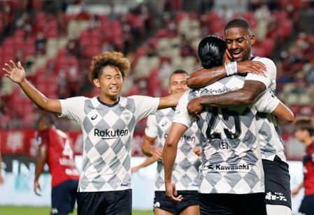 　前半、先制ゴールを決め、抱き合い喜ぶ神戸・ダンクレー（右）