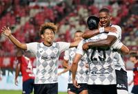 　前半、先制ゴールを決め、抱き合い喜ぶ神戸・ダンクレー（右）