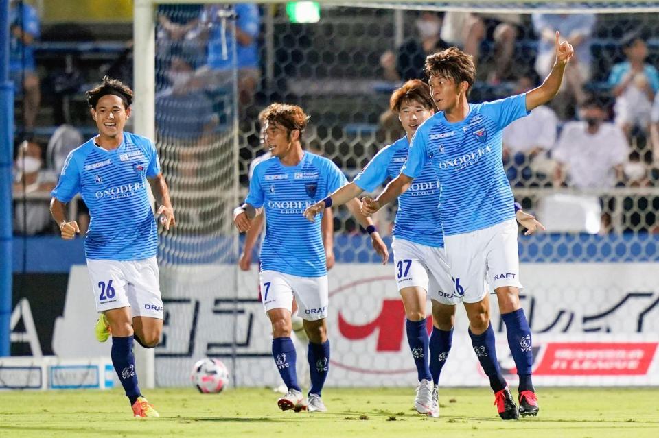 前半、先制ゴールを決め喜ぶ皆川（右端）ら横浜ＦＣイレブン＝ニッパツ