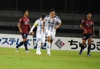 Ｊ初ゴールを決め喜ぶ群馬ＤＦ岡村