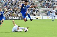 軽快にＤＦを交わす今治ＦＷ桑島