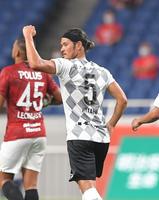 後半、勝ち越しゴールを決めガッツポーズを見せる神戸・山口（撮影・高石航平）