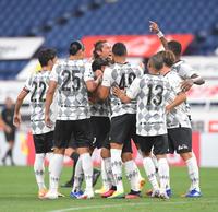 後半、勝ち越しゴールを決め、イレブンから輪の中心で手荒い祝福を受ける神戸・山口蛍＝埼玉スタジアム２００２（撮影・高石航平）