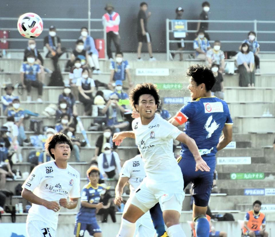 後半、今治ＤＦ園田のシュートは枠の外へ