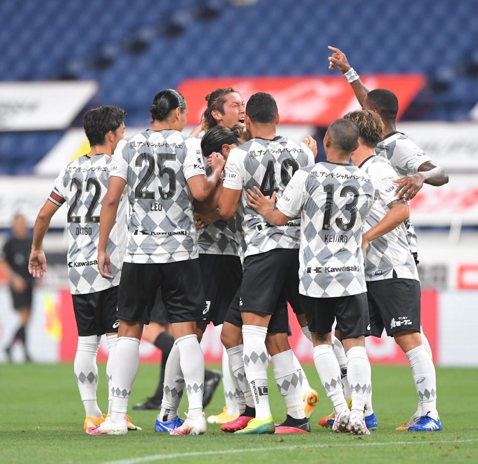 後半、勝ち越しゴールを決め、イレブンから輪の中心で手荒い祝福を受ける神戸・山口蛍＝埼玉スタジアム２００２（撮影・高石航平）