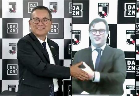 　オンラインの合同記者会見で写真に納まるＪリーグの村井満チェアマン（左）と、ＤＡＺＮのジェームズ・ラシュトンＣＥＯ＝２５日