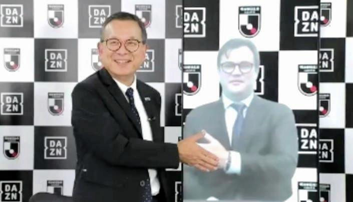 　会見に出席したＪリーグの村井満チェアマン（左）とＤＡＺＮのジェームズ・ラシュトンＣＥＯ