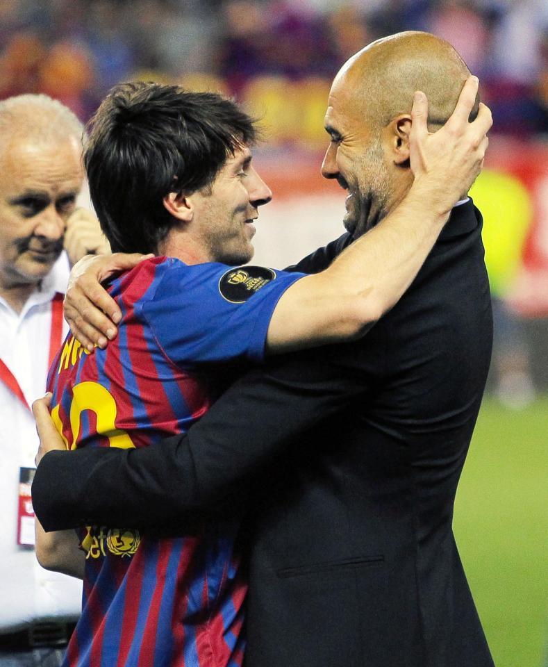１２年５月、スペイン国王杯で優勝を決め、抱き合って喜ぶバルセロナのグアルディオラ監督（右）とメッシ（ＡＰ＝共同）